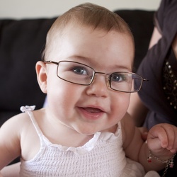 2011 05 07 - Aenea met bril ijsje